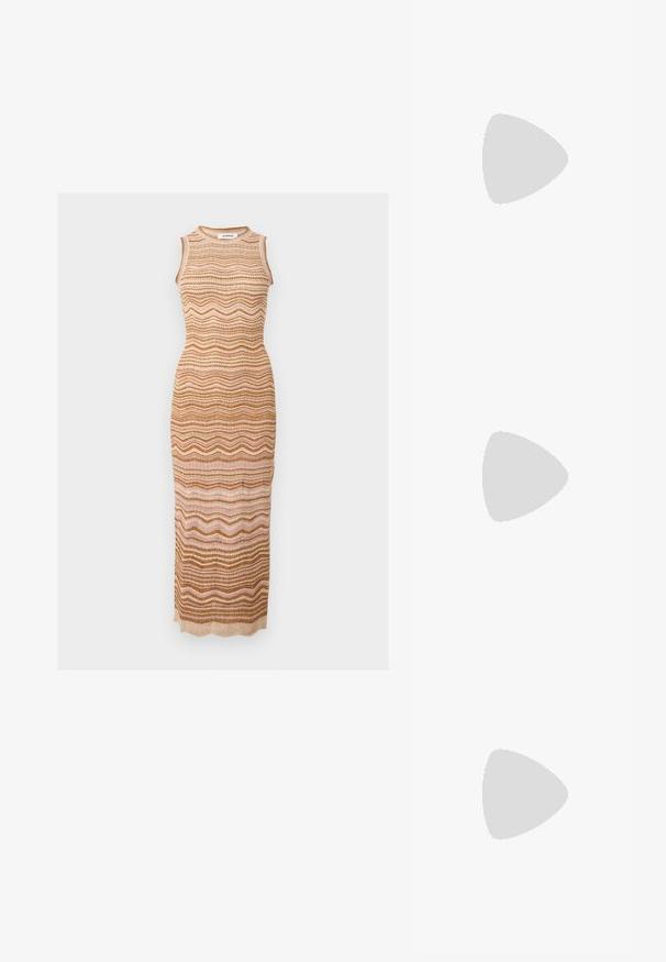 Robe longue en maille sans manches avec des rayures ondulées aux tons terreux beige, marron et rose clair, avec un col rond.; Mule à talon haut marron foncé brillant à bout pointu avec une fine bride sur le coup de pied sur fond blanc uni.; Petit sac pochette en maille dorée avec un design froncé et une bandoulière chaîne dorée partiellement visible sur un fond blanc uni.; Paire de boucles d’oreilles créoles couleur or avec embossage floral et feuillage orné sur un fond neutre.