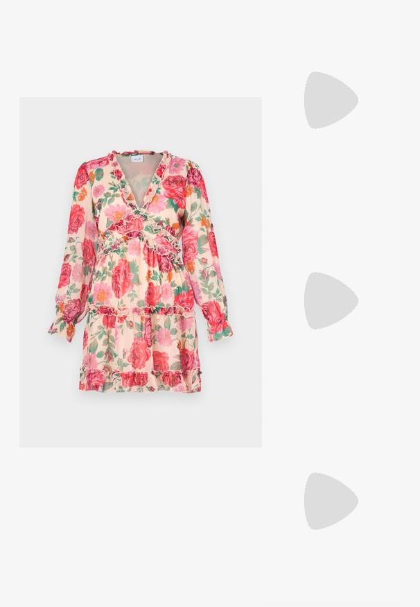 Robe florale dans des tons pastel avec des motifs roses et verts. Comprend des accents froncés, des manches longues et un décolleté en V profond pour plus de détails.; Bottine de cowboy en cuir blanc avec un bout pointu et un talon bloc. Présente des motifs de broderie complexes sur la tige et une texture lisse.; Sac à main en métal argenté de forme triangulaire, texture lisse et fine bandoulière réglable. Présente un design rabat avec couture.; Paire de boucles d'oreilles créoles argentées brillantes avec fermoirs en fil fin, présentée sur un fond gris clair.