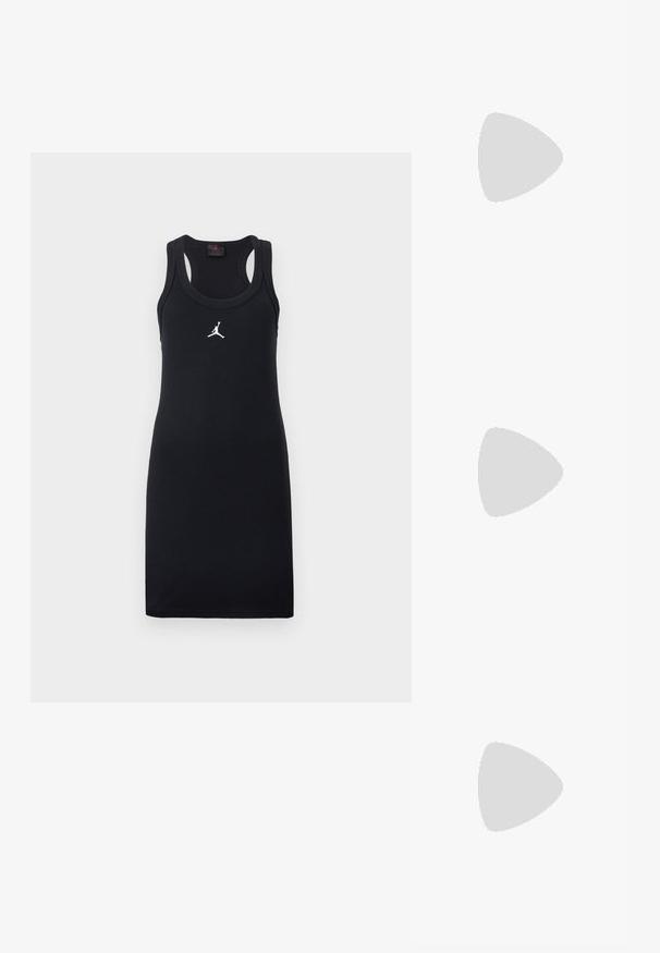 Μαύρο αμάνικο φόρεμα ribbed με στυλ racerback και μικρό λευκό λογότυπο Jumpman στο κέντρο στο στήθος, σε μονόχρωμο φόντο.; Άσπρο αθλητικό παπούτσι Nike για τρέξιμο με δικτυωτό και συνθετικό επάνω μέρος, τοποθετημένο σε μεταλλική σχάρα δαπέδου υπό απαλό φυσικό φως.; Μαύρα οβάλ γυαλιά ηλίου με κίτρινους φακούς και λογότυπο "QUAY" στο βραχίονα, τοποθετημένα σε λευκή επιφάνεια.; Μαύρη τσάντα χειρός από δερματίνη με καμπύλο σχήμα, λεπτό ιμάντα ώμου και χρυσή αλυσίδα διακοσμητικό στο μπροστινό μέρος. Λείο υλικό, μινιμαλιστικός σχεδιασμός.