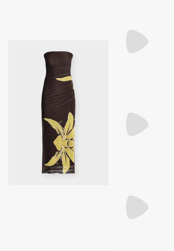 Robe longue noire bustier froncée avec un grand imprimé floral jaune sur la moitié inférieure et un ourlet légèrement transparent.; Chaussure à talon haut en cuir marron foncé à bout pointu, avec bride à la cheville et boucle argentée sur fond blanc.; Lunettes de soleil rondes teinte brun avec une monture bordeaux brillante. Branches fines avec un détail de marque subtil. Design de verres plats.; Sac bandoulière en cuir marron foncé avec une forme souple et décontractée et une anse nouée torsadée sur un fond blanc uni.