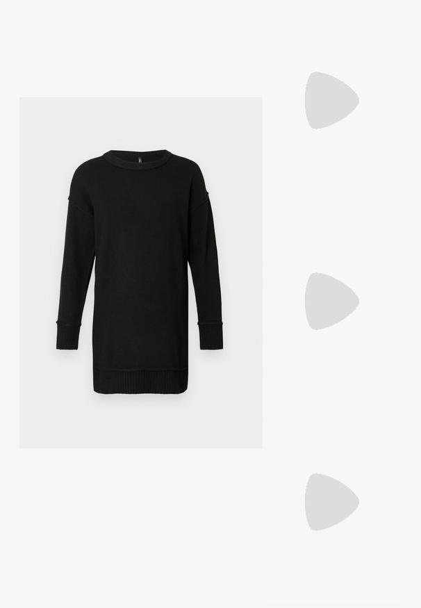 Lang sort strikket sweater med ribbede manchetter og kant, rund hals, og sænkede skuldersømme på en lys grå baggrund.; Sort laklæder slingback sko med spids tå og lav vinklet blokhæl på ensartet lys baggrund.; Sort rektangulær skuldertaske med en enkelt justerbar rem og lynlås i toppen på en ensfarvet baggrund.; Sølv stjerneformede øreringe med en glat, poleret finish på en ensfarvet hvid baggrund.