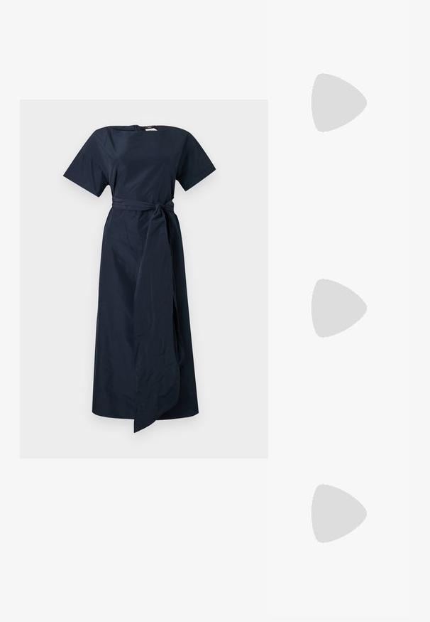 Robe midi bleu marine avec manches courtes et encolure bateau, avec une ceinture en tissu nouée à la taille.; Chaussure plate en cuir verni noir avec un bout pointu, une petite lanière décorative et un petit talon carré. Texture lisse et design épuré.; Pochette en cuir beige plissé avec un cadre en métal argenté, dotée de deux fermoirs ronds décoratifs et d'une chaîne en argent.; Boucles d'oreilles en perles blanches avec un design torsadé, mettant en valeur des perles de tailles variées et des accents dorés. Texture lisse et forme élégante.