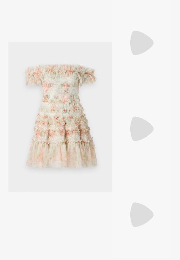 Off-the-shoulder jurk in lichtcrème met gelaagde ruches en roze bloemenmotieven. Heeft smock-elastische banden voor een textuurlook.; Roze gepatineerde leren hakken met een ronde neus, drie bandjes en kersenversieringen. Heldere blokhak met florale accenten. Witte geribbelde sokken.; Roze, glanzige haaraccessoire in de vorm van een grote strik, met een gladde textuur en een dunne band om het op zijn plaats te bevestigen.; Roze leren muntportemonnee in hartvorm met polsbandje en gouden rits, gebrandmerkt met kleine gouden tekst "Furla".