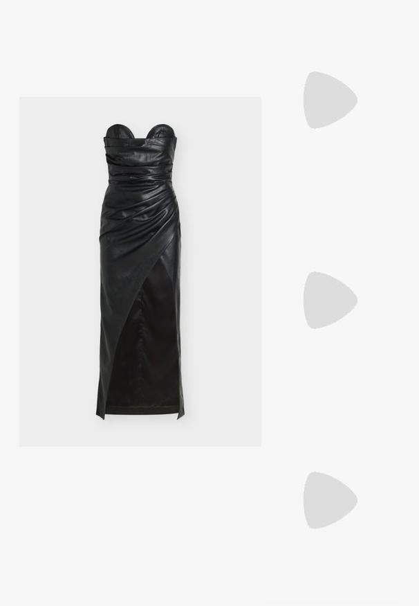 Robe noire en cuir sans bretelles avec des détails froncés, un ourlet asymétrique et une texture lisse. Comprend un corsage structuré et une silhouette élégante.; Sandale argentée à talons hauts avec plusieurs brides ornées de strass, design ouvert à l'avant et boucle à la cheville. Fini métallique lisse.; Pochette argent métallique au design d'enveloppe, ornée d'un motif texturé, avec une chaîne amovible.; Paire de boucles d’oreilles ton argent avec cristaux clairs taillés en grappes, en formes rondes et marquise sur fond blanc.