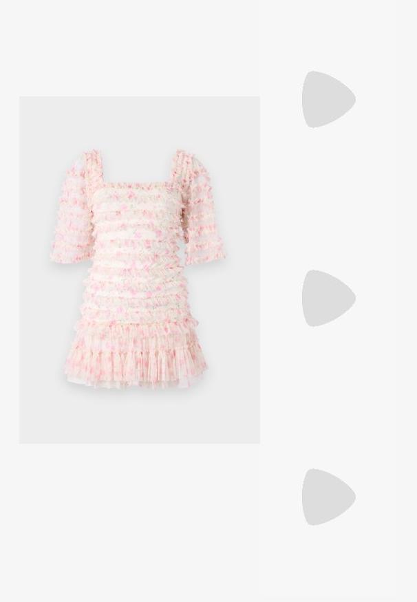 Robe volants avec un décolleté carré et des manches bouffantes, en tissu transparent avec des motifs floraux roses et des volants superposés à l'ourlet.; Chaussure à talon haut en cuir verni beige avec un bout arrondi, un détail découpé et une boucle en écaille de tortue. Elle présente un talon carré.; Sac à main plissé blanc avec un nœud proéminent et une chaîne dorée. Texture douce avec un design froncé à l'avant.; Bracelet en perles blanches à plusieurs brins, avec des perles de tailles variées. Noué avec un délicat nœud en ruban blanc transparent.