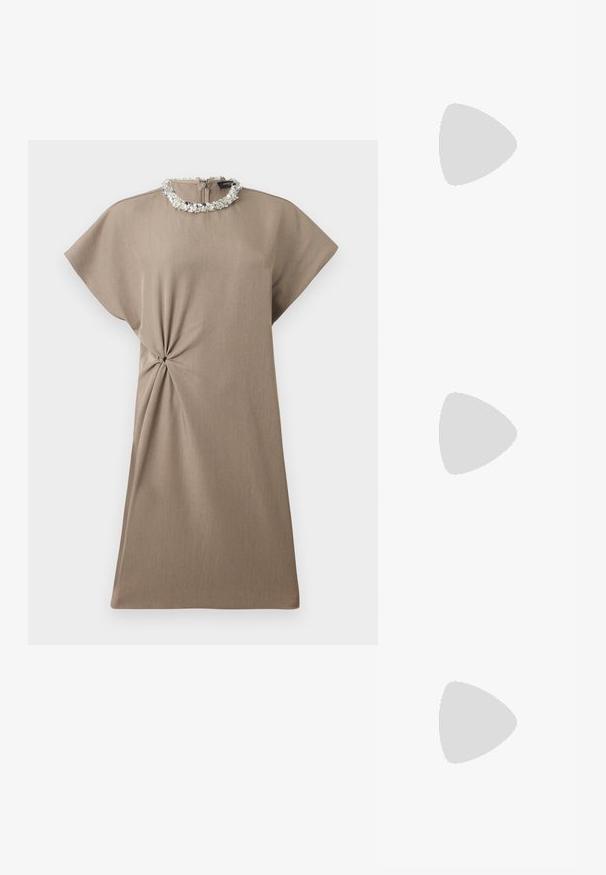 Vestido taupe hasta la rodilla con mangas cortas, detalle de nudo lateral y escote redondo adornado con lentejuelas plateadas.; Zapato negro de tacón alto con punta puntiaguda, correa en el tobillo y tacón cónico sobre fondo blanco.; Bolso de mano de cuero azul marino suave con cierre de broche plateado, una correa de hombro y correa de cadena desmontable para la muñeca sobre fondo blanco.; Pendientes en forma de cuerno plateado, engastados con pequeñas piedras transparentes, que cuentan con un cierre trasero para su sujeción. Textura suave y acabado metálico.