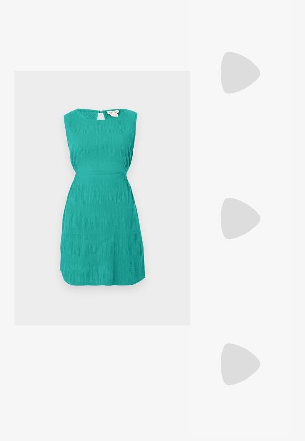 Αμάνικο τουρκουάζ φόρεμα με υφή υφάσματος, στρογγυλή λαιμόκοψη με άνοιγμα κλειδιού και κουμπί κλεισίματος, και εφαρμοστή μέση.; Μαύρη λαστιχένια σαγιονάρα με υφασμάτινο πάτο και λείο λουράκι σε σχήμα Υ σε απλό ανοιχτό φόντο.; Μαύρα γυαλιά ηλίου cat-eye με σκούρους γκρίζους φακούς, κομψό πλαστικό σκελετό, μυτερές γωνίες και ίσιους βραχίονες. Χωρίς ορατό υλικό ή διακοσμητικά στοιχεία.; Ασημένια μεταλλικά σκουλαρίκια κρίκοι με λεία, ελαφρώς κυρτή επιφάνεια και κλειδαριά τύπου latch-back σε απλό λευκό φόντο.