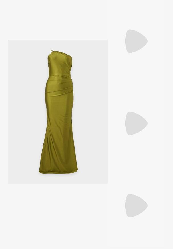 Longue robe en satin vert olive à encolure asymétrique, taille cintrée et subtil détail drapé, présentée sur un fond uni.; Sandale à talons hauts beige avec fines brides ornées de petits strass et une boucle dorée à la cheville sur un fond uni.; Pochette argent métallique au design d'enveloppe, ornée d'un motif texturé, avec une chaîne amovible.; Paire de boucles d’oreilles ton argent avec cristaux clairs taillés en grappes, en formes rondes et marquise sur fond blanc.