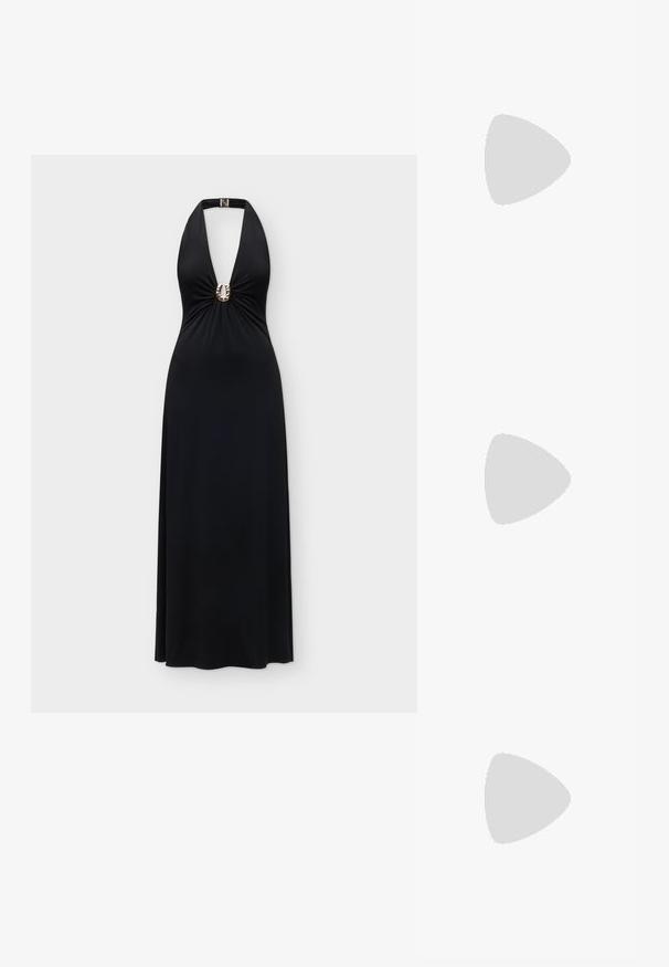 Robe maxi noire à col halter avec un profond décolleté en V et un anneau décoratif doré au centre devant.; Sandale à talon haut en cuir verni noir avec fine bride à la cheville, bout ouvert et design minimaliste sur fond clair uni.; Petit sac à main noir brillant avec deux longues anses et des détails à cordon sur les côtés sur un fond clair uni.; Paire de boucles d'oreilles anneaux en argent poli avec un design de barre incurvée superposée sur un fond clair uni.