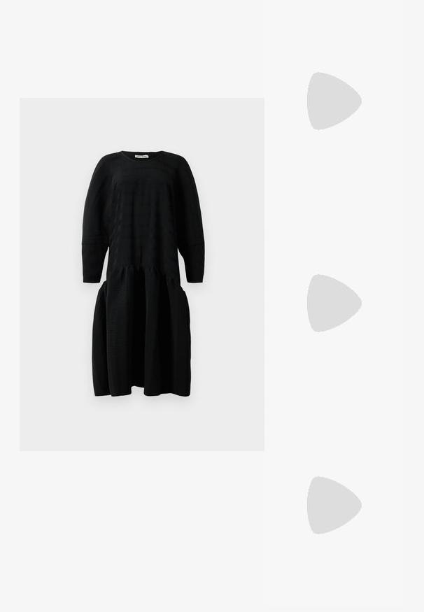 Vestido midi negro con textura, de mangas largas, cintura fruncida y escote redondo, exhibido sobre un fondo blanco.; Bota negra de cuero hasta media pantorrilla con puntera puntiaguda y tacón bajo tipo kitten, vista de lado sobre un fondo claro y liso.; Bolso de mano de cuero negro con dos asas alargadas, una textura suave y una base redondeada con detalles decorativos en los laterales.; Pendientes de aro grueso en oro con un diseño tubular ligeramente retorcido y cierre de presión, sobre un fondo blanco.