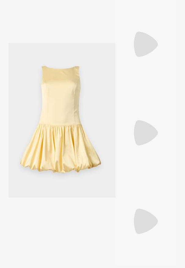 Robe sans manches jaune en tissu lisse, présentant un corsage ajusté et une jupe évasée froncée pour une forme de ballon.; Bottine de cowboy en cuir blanc avec un bout pointu et un talon bloc. Présente des motifs de broderie complexes sur la tige et une texture lisse.; Petit sac à main avec un motif en peau de serpent marron et noir, courroie courte et ajustable, et fermeture éclair.; Paire de boucles d'oreilles en métal doré brillant, de forme irrégulière, avec une surface froissée et lisse sur un fond clair uni.