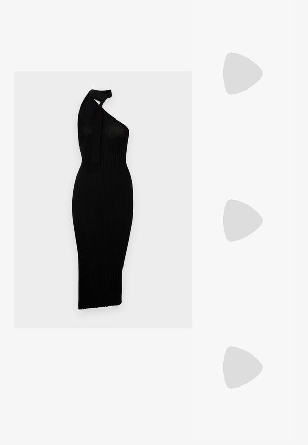 Vestido negro de canalé con un diseño de un solo hombro. Presenta una silueta ajustada y un dobladillo a la altura de la rodilla. Hecho de un tejido elástico.; Botas negras hasta la rodilla hechas de cuero suave, con punta puntiaguda y tacón delgado, con caña ajustada y diseño minimalista.; Bolso de mano con patrón de piel de serpiente en blanco y negro, con dos asas, un cierre de cordón y una correa para el hombro desmontable. Textura suave.; Par de pendientes de metal con acabado plateado y diseño abstracto de bucles entrelazados sobre un fondo blanco.