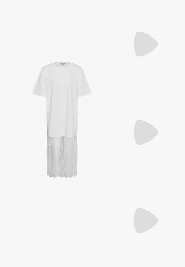 Robe blanche à manches courtes avec partie supérieure unie et tissu en dentelle transparente s'étendant du milieu de la cuisse jusqu'à l'ourlet.; Chaussure slingback en cuir verni noir avec un bout pointu, des côtés découpés et un petit talon block. Équipée d'une bride de cheville avec une boucle.; Sac à épaule en cuir noir avec poignée torsadée et détails de couture verticale sur un fond clair uni.; Paire de boucles d'oreilles en forme d'anneau spirale en argent avec un design lisse et arrondi sur fond blanc uni.