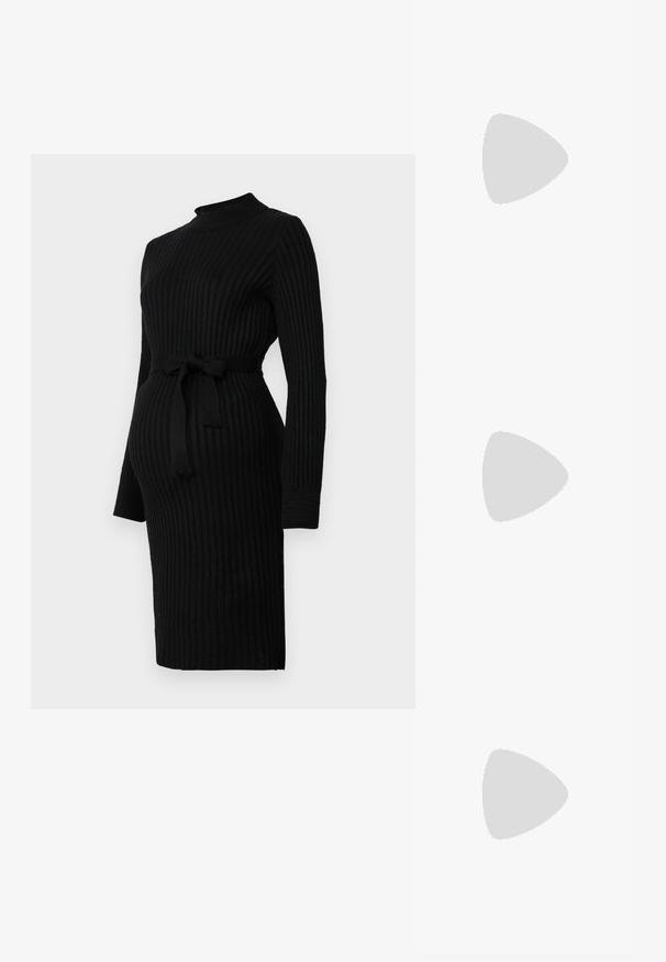 Robe en tricot côtelé noir avec col montant, manches longues et une ceinture à nouer à la taille, conçue pour une silhouette ajustée.; Bottines noires en tissu extensible, à bout pointu et talon carré, avec une bordure côtelée en haut.; Sac en cuir noir avec une texture lisse, un corps arrondi et une seule anse, ornée d'un accent en métal doré rond.; Boucles d'oreilles en forme abstraite argentées avec une finition poli, présentant des courbes lisses et des contours subtils. Pas de motifs ou d'accents visibles.