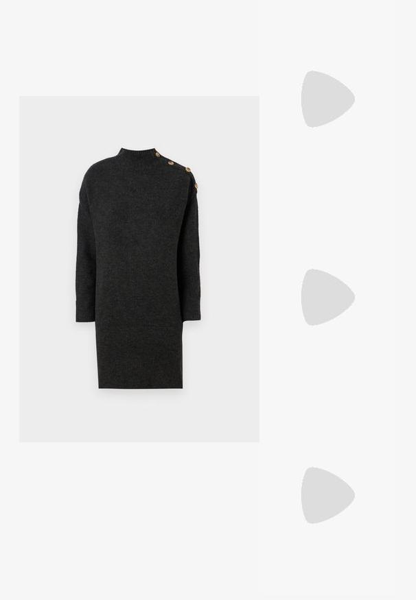 Robe pull tricotée gris foncé avec un col haut, des manches trois-quarts et des boutons décoratifs dorés sur une épaule. Texture lisse.; Botte noire en cuir montante jusqu’au genou avec bout pointu et franges décoratives le long du côté extérieur sur fond blanc uni.; Sac à main en cuir noir de forme triangulaire, avec un rabat incliné et une poignée supérieure arrondie. Il présente une texture lisse et des détails de design minimalistes.; Boucles d'oreilles en forme de croissant en or avec une finition lisse, présentant des accents orange près du clou et un matériel en argent.