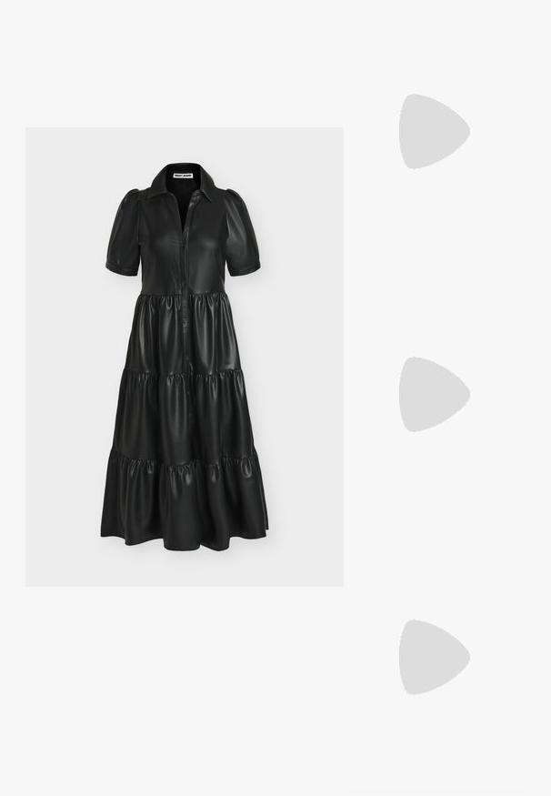 Robe midi noire en similicuir avec manches courtes bouffantes, boutonnage sur le devant, jupe à volants et col pointu.; Escarpin slingback en cuir noir avec talon kitten, bout pointu et petite boucle dorée sur un fond uni.; Sac à bandoulière en cuir noir de forme rectangulaire incurvée, avec une chaîne dorée tissée dans la bandoulière noire tressée et une fermeture éclair sur le dessus.; Paire de boucles d'oreilles créoles moyennes lisses ton or avec fermoirs à charnière sur fond clair uni.