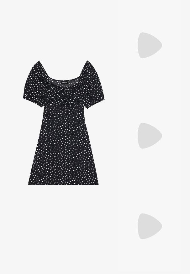 Zwarte korte jurk met witte onregelmatige stippen, pofmouwen, vierkante halslijn en voorste strikdetail.; Witte hakken sandaal met een puntige neus, verstelbaar enkelbandje en een stevige vierkante hak. Gladde textuur met minimale stiksels.; Witte handtas van gevlochten leer met een afgeronde handgreep en uiteinden van de band die geknoopt zijn, afgebeeld tegen een effen achtergrond.; Een paar onregelmatige, asymmetrische gouden oorringen met een gladde, matte afwerking op een neutrale achtergrond.