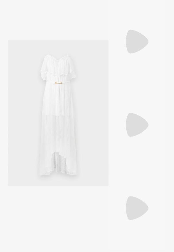 Robe blanche en dentelle épaules dénudées avec des volants, une ceinture à boucle dorée et un ourlet asymétrique.; Sandale noire en cuir à talon avec bride à la cheville, bout ouvert, devant carré et accent en métal argenté. Design ajusté avec un profil élégant.; Pochette en cuir noir avec une texture plissée, fermeture à fermoir métallique, et logo embossé discret sur le devant. Forme arrondie.; Boucles d'oreilles en or en forme de créoles, ornées de trois perles blanches pendantes, maintenues par des accents en fil. Fini métallique lisse avec un aspect poli.