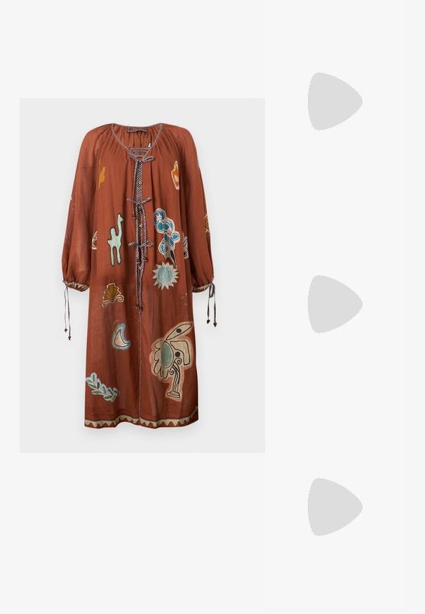Robe à manches longues couleur rouille avec fermetures à nouer, poignets élastiques, et motifs floraux et feuilles abstraits en bleu, vert, jaune et beige.; Chaussure plate marron avec un motif ajouré tissé et un bout rond fermé, vue de profil sur un fond clair.; Sac bandoulière en daim marron avec un motif losange tissé et une longue sangle réglable sur un fond uni.; Boucles d'oreilles créoles en or massif avec un design tubulaire légèrement tordu et des fermoirs à tige sur un fond blanc.