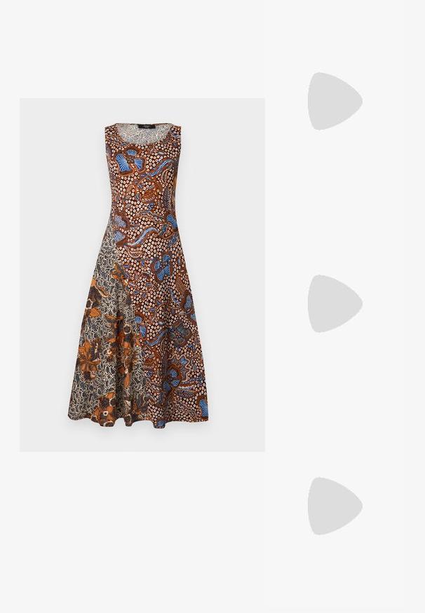 Robe sans manches en ligne A avec motifs floraux et abstraits mélangés dans des tons marron, bleu, blanc et noir.; Chaussure plate en cuir noir pour femme, avec bout pointu et petit talon, vue de côté sur un fond gris clair uni.; Sac à main en cuir tressé marron avec une seule bandoulière et deux grandes fermetures rondes en bois sur le dessus.; Boucles d'oreilles en or en forme de d'anneaux lisses et courbés avec une finition polie. Équipées d'un mécanisme de fermeture et de légères indentations pour le détail.