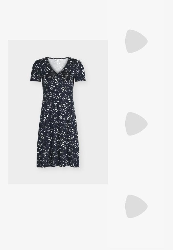 Robe bleu marine mi-longue aux genoux, manches courtes, avec un motif abstrait de points blancs, dotée d'un col en V et d'une taille cintrée.; Escarpin Mary Jane en cuir verni noir avec bout pointu et petit talon, doté d'une sangle ajustable avec boucle dorée.; Sac à main en cuir noir au design structuré, avec une poignée arrondie et une bandoulière amovible. Présente une texture lisse et un éclat subtil.; Boucles d’oreilles créoles en métal argenté avec une surface lisse légèrement incurvée et des fermoirs à clapet sur un fond blanc uni.