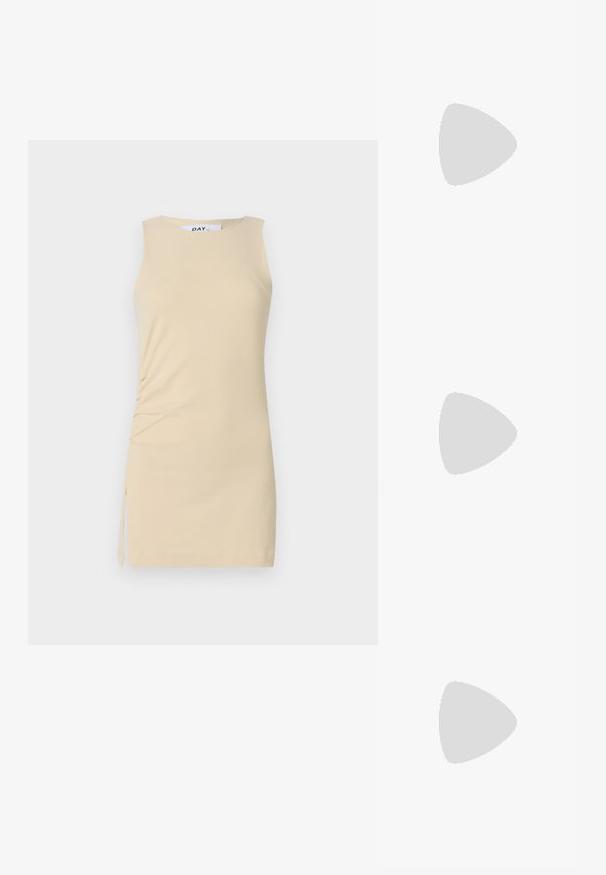 Robe sans manches de couleur crème avec des détails froncés sur le côté et un accent à nouer. Tissu lisse, design ajusté et longueur au-dessus du genou.; Sandale noire à talons hauts avec fine bride à la cheville, boucle dorée, bout ouvert et talon bloc, vue de profil sur fond blanc.; Sac à main en cuir jaune avec une silhouette incurvée, une bandoulière courte réglable et un compartiment zippé. Présente un logo subtil à l'avant.; Boucles d'oreilles en métal doré avec un design cintré et allongé. La surface est lisse et polie, arborant un style minimaliste.