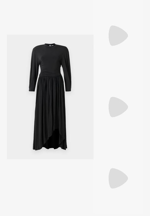 Langes schwarzes Kleid aus weichem Stoff, mit langen Ärmeln, einem gerafften Taillengriff und einem asymmetrischen Saum für eine fließende Silhouette.; Schwarze Ledersandale für Damen mit dünnen Riemchen, einer Zehenlasche, einer Knöchelschnalle und einem mittelhohen Stöckelabsatz vor neutralem Hintergrund.; Schwarze Lederhandtasche mit Tragegriff oben, goldfarbenem Verschluss und abnehmbarem Schulterriemen auf schlichtem hellen Hintergrund.; Paar glänzende goldene tropfenförmige Ohrringe mit einem kleineren abgerundeten oberen Teil, der mit einem größeren birnenförmigen unteren Teil verbunden ist.