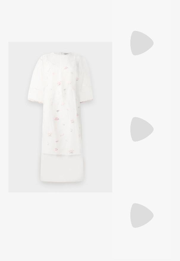 Robe blanche avec de courtes manches bouffantes, ornée de plis verticaux et de petits motifs floraux roses. Fabriquée en tissu léger avec un design superposé.; Chaussure mule en tissu beige clair avec un design noué à l'avant, bout pointu et talon fin et effilé. Texture lisse dans l'ensemble.; Pochette en tissu crème avec un design froncé, cadre en métal argenté, deux boules décoratives, et une bandoulière chaîne argentée.; Boucles d'oreilles en clip argentées avec un design en spirale, présentant une texture métallique lisse et des formes arrondies. Pas d'embellissements ou de motifs visibles.
