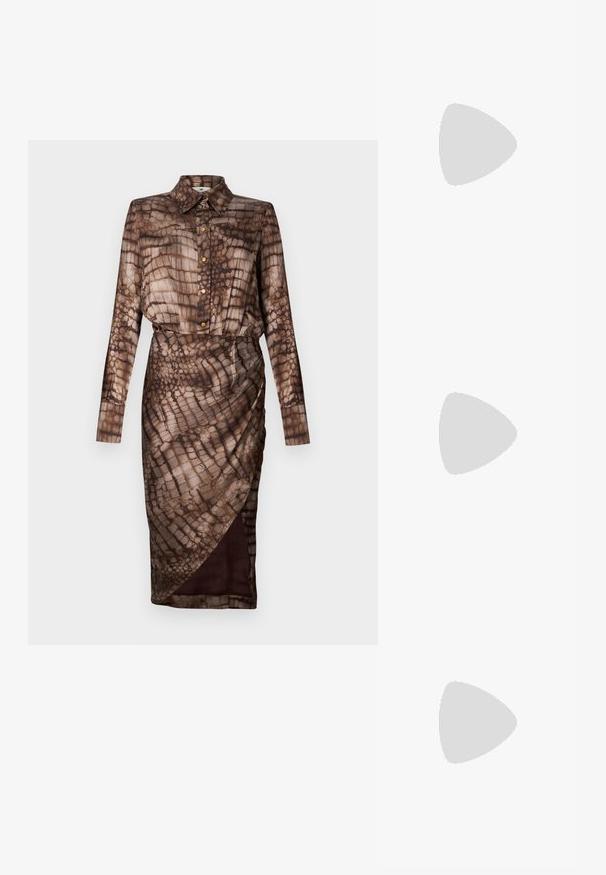 Robe marron à manches longues avec imprimé serpent, boutons dorés, col et jupe portefeuille avec fente frontale sur fond blanc.; Pompe à talon haut en cuir noir avec bout pointu ; présente une accentuation métallique dorée sur le capuchon. Surface lisse avec un design épuré.; Sac à bandoulière en cuir noir avec fermoir double serpent en or et plaque logo "Just Cavalli" sur le rabat avant.; Paire de boucles d'oreilles boule de Noël dorées brillantes avec fermoirs à crochet sur fond blanc uni.