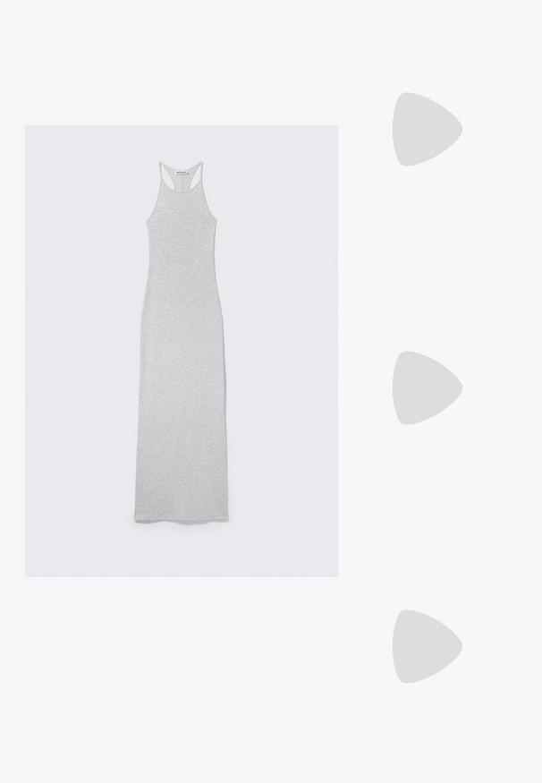 Robe longue gris clair, sans manches, coupe moulante avec style dos nageur et étiquette "WEEKDAY" à l'intérieur du col.; Even&Odd by Zalando Ballerines à brides arrière - black; Lunettes de soleil rectangulaires noires avec des verres jaunes. Les caractéristiques incluent des montures épaisses et un design anguleux avec une finition lisse et brillante.; Petit sac à main noir brillant avec deux longues anses et des détails à cordon sur les côtés sur un fond clair uni.