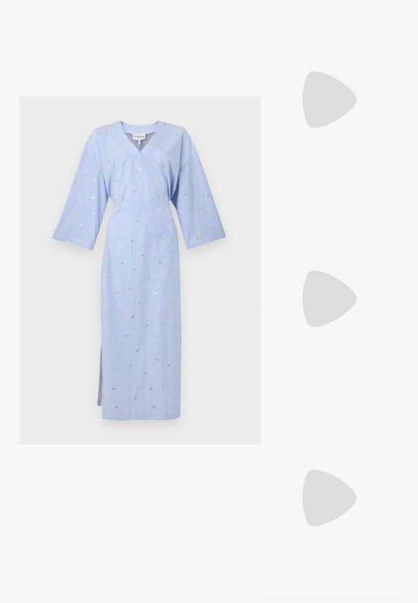 Robe rayée bleu et blanc avec un col en V, des manches trois-quarts, et des motifs de croissants de lune dorés. Fente latérale pour faciliter les mouvements.; Chaussure à talon aiguille beige à bout pointu avec une fine bride de cheville sur fond blanc.; Pochette en cuir jaune doux avec des détails froncés et une fine lanière de poignet sur un fond clair uni.; Deux petites boucles d'oreilles clous en or en forme de fleur avec cinq pétales arrondis et un centre sphérique sur fond blanc.
