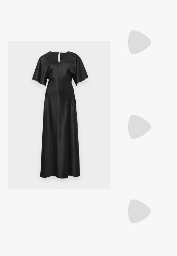Zwarte satijnen jurk met een relaxte silhouet, korte vliegermouwen en een keyhole-opening op de rug; heeft een gladde, glanzende textuur.; Zwarte leren hoge hakken slingback schoen met puntige neus, dunne bandjes en een kleine zilveren gesp op een effen witte achtergrond.; Zwarte leren clutch met een geplooide textuur, metalen sluiting en een subtiel geperst logo aan de voorkant. Afgeronde vorm.; Een paar zilveren metalen oorbellen met een open draadkooi-ontwerp en gladde centrale ovale vormen die gebogen schaduwen werpen op een witte achtergrond.