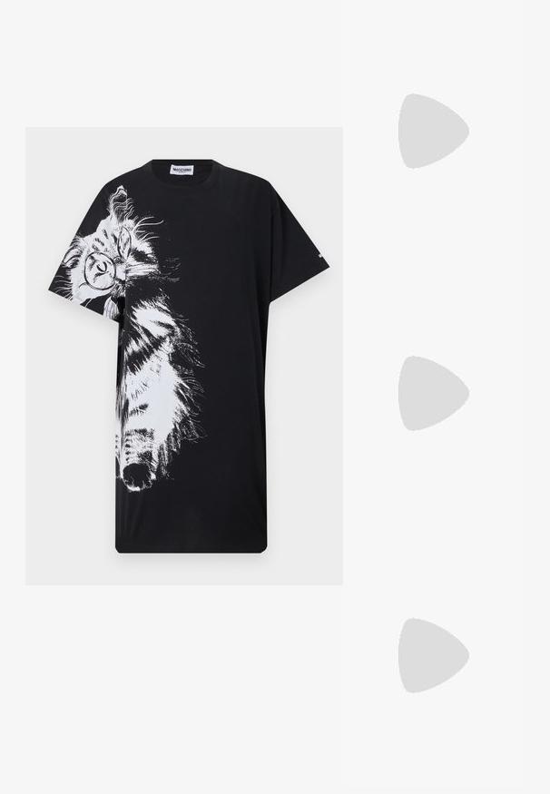 Μαύρο T-shirt με μεγάλο λευκό σκίτσο μιας γάτας που φορά γυαλιά, καλύπτοντας το μισό μπροστινό μέρος και ένα μανίκι, με ετικέτα Moschino στο γιακά.; Μαύρη λουστρίνι σανδάλι με τρεις λωρίδες, πόρπη στον αστράγαλο και τακούνι στιλέτο 10 εκ. Διαθέτει χρυσά μεταλλικά στοιχεία και λογότυπο.; Μαύρο ορθογώνιο τσαντάκι χειρός με ροζ φωτεινά γράμματα "Ciao!" σε στυλ νέον και μικρό μαύρο λουράκι καρπού σε λευκό φόντο.; Ζευγάρι ασημί μεταλλικά σκουλαρίκια σε σχήμα γωνιώδους γράμματος Μ με στρογγυλεμένους ακροδέκτες σε λευκό φόντο.