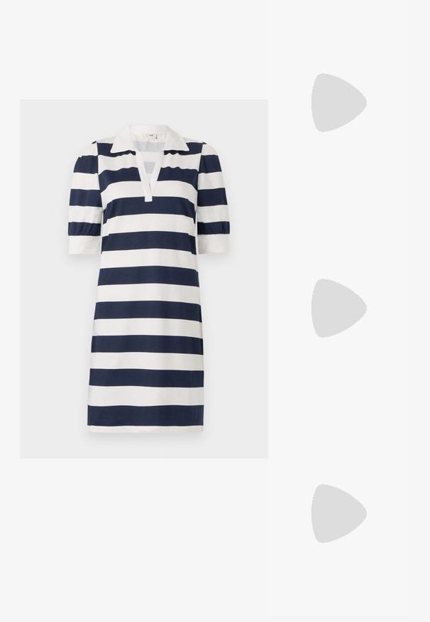 Gestreepte jurk met marineblauwe en witte horizontale strepen, een klassieke polo-kraag, korte pofmouwen en een v-hals. Zacht katoen.; Benen met zwarte smalle broek met voorsplitten aan de zoom, gecombineerd met zwarte platte Mary Jane-schoenen met een klein gespje.; Zwarte leren handtas met een afgeronde vorm, versierd met zilveren studs, en een korte handgreep. Gladde textuur en ritsluiting.; Zilveren metalen oorbellen met een golvend, sculpturaal ontwerp, voorzien van een gepolijste afwerking en onregelmatige vormen, die een hedendaagse esthetiek benadrukken.