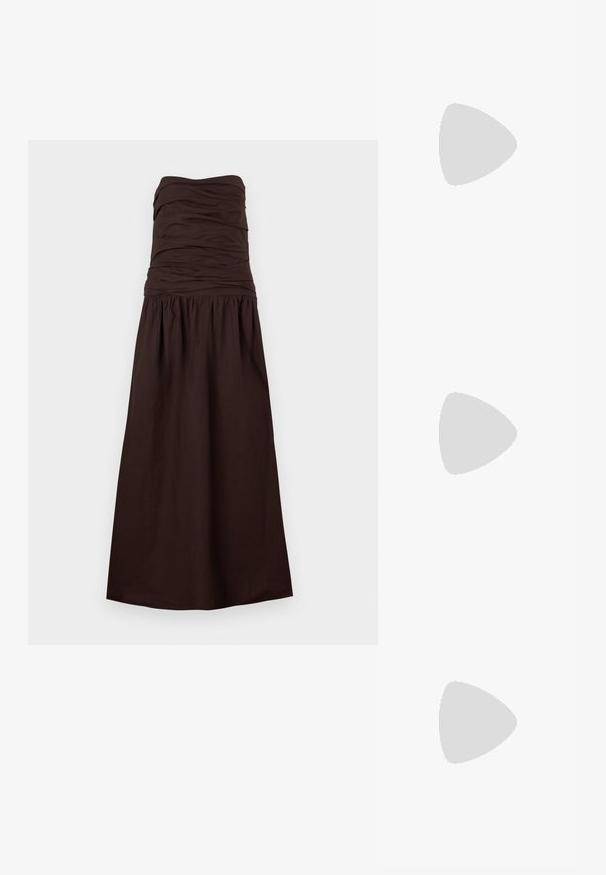 Robe longue marron foncé sans bretelles avec corsage froncé et taille froncée, s'évasant en une jupe longue.; Chaussure plate femme bordeaux à bout arrondi et tissu texturé, semelle noire basse, vue de côté sur fond blanc.; Sac à main en cuir noir de forme triangulaire, avec une grande poignée découpée et des coutures détaillées le long des bords. Texture lisse.; Paire d'objets ovales en argent luisant et lisse disposés côte à côte sur un fond blanc uni.