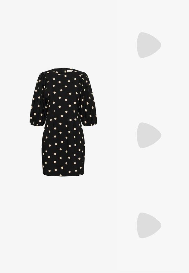 Zwarte jurk met romige stippen, korte pofmouwen, ronde halslijn en een verborgen rits aan de achterkant. Zachte stof met een gladde textuur.; Zwarte lakleren slingback schoen met spitse neus en lage schuine blokhak op een effen lichte achtergrond.; Kleine witte handtas met dubbele handvatten, voorflap en afneembare schouderband met gouden gesp op een effen witte achtergrond.; Een paar gladde, glanzende gouden creooloorbellen met dunne pennen en scharnierende sluitingen op een eenvoudige lichte achtergrond.