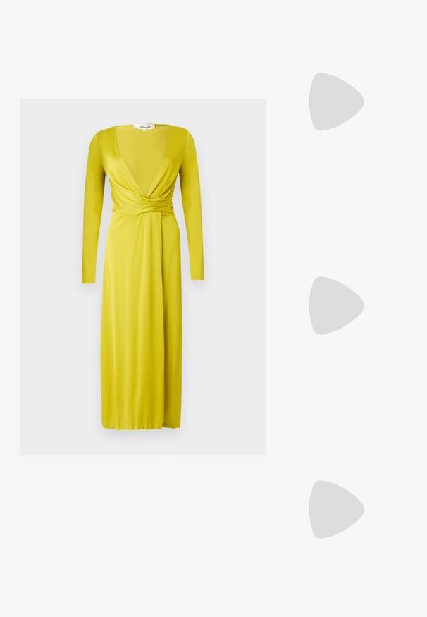 Robe portefeuille jaune à manches longues avec un profond décolleté en V et un détail froncé à la taille, présentée sur un fond gris clair uni.; Sandale à talon bas de couleur crème avec des liens à nouer autour de la cheville et une large bride torsadée sur les orteils, sur un fond blanc uni.; Sac épaule en satin couleur crème avec deux nœuds tressés noirs sur la sangle et une fermeture éclair visible.; Boucles d'oreilles en or en forme de d'anneaux lisses et courbés avec une finition polie. Équipées d'un mécanisme de fermeture et de légères indentations pour le détail.