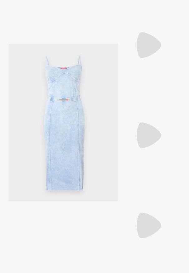 Robe midi ajustée bleu clair avec fines bretelles, détails de coutures, et ceinture assortie ornée d'une étiquette logo Diesel rouge et blanche.; Sandale compensée pailletée argentée avec bout ouvert, bride à la cheville et boucle dorée, vue de côté sur un fond clair uni.; Sac en cuir verni rouge avec une forme incurvée et ergonomique, doté d'une fine sangle réglable et d'un discret logo sur le devant.; Boucles d’oreilles créoles en métal argenté avec une surface lisse légèrement incurvée et des fermoirs à clapet sur un fond blanc uni.