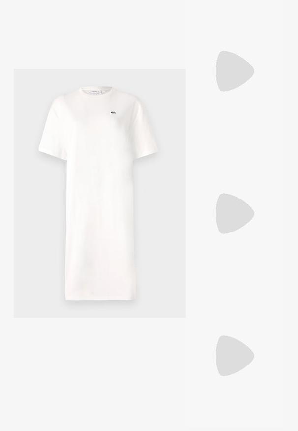 Vestido blanco de camiseta hecho de algodón, con cuello redondo, mangas cortas y un pequeño logo verde en el pecho. Silueta simple y recta.; Zapato plano slingback de cuero color crema con puntera redondeada y pequeño emblema dorado en la correa.; Bolso de hombro blanco de Calvin Klein con asas largas, forma rectangular, cierre de cremallera y charm decorativo con el logo colgando cerca del asa.; Par de pendientes de aro de tamaño mediano con tono dorado y cierre de bisagra sobre un fondo claro y liso.