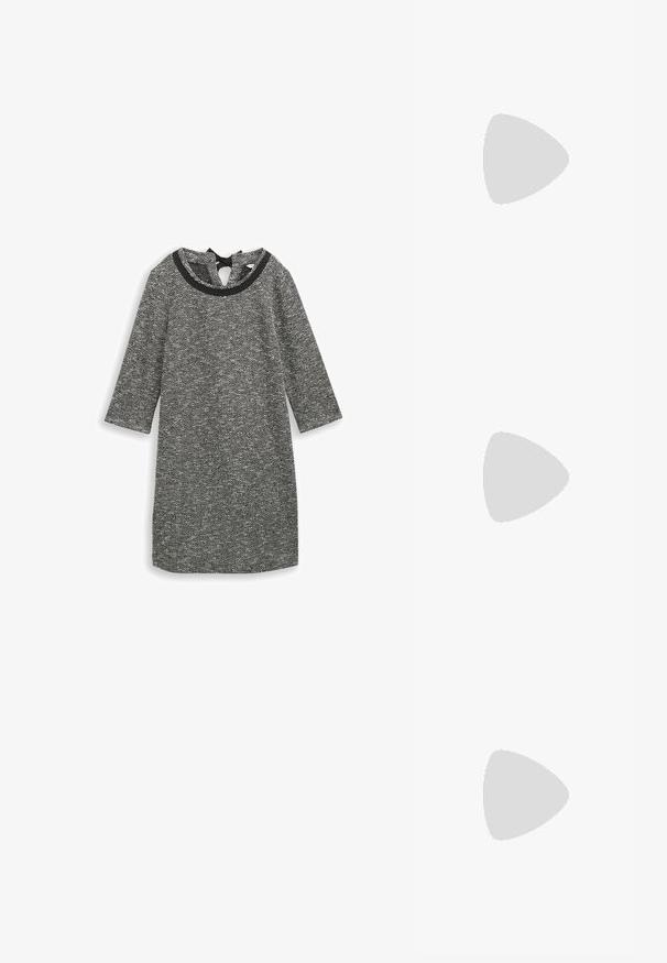 Robe à chevrons gris avec des manches trois-quarts et un col rond. Présente un détail de décolleté en forme de clé et un tissu texturé.; Bottines noires en cuir lisse, avec un bout pointu, un contrefort de cheville élastique et un talon empilé texturé.; Sac en cuir noir avec un rabat, accents en matériel doré, sangle réglable et surface texturée. Forme rectangulaire compacte.; Boucles d'oreilles créoles dorées torsadées avec une surface lisse, présentant un dos transparent et une quincaillerie dorée.