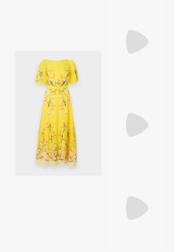 Robe midi jaune avec manches volantées, présentant un imprimé floral rose et vert et une taille ajustée.; Sandale noire en cuir à bout ouvert, avec un talon bloc bas et une tige à texture lisse, présentée sur un fond uni gris clair.; Écharpe longue et étroite en tissu blanc à texture lisse, présentée à plat sur un fond clair uni.; Sac à main en cuir marron avec côtés froncés, double poignée supérieure et finition douce légèrement texturée sur un fond uni.