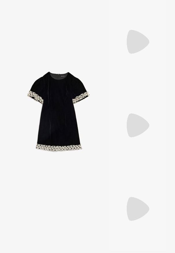 Robe en velours noir avec manches courtes bouffantes ornées d'un ruban de dentelle blanche à pois aux poignets et à l'ourlet, fermeture éclair dans le dos.; Bottes blanches à hauteur de genou avec une texture crocodile, bout pointu et talon épais. Équipées d'une languette à l'arrière pour un enfilage facile.; Lunettes de soleil noires oversize forme œil de chat avec verres foncés et marquage "Gino Rossi" sur les branches, présentées sur fond blanc.; Sac à main en cuir noir à la forme structurée, doté d'une poignée supérieure et d'une bandoulière chaîne ton or. Ornements dorés décoratifs avec détail de logo.