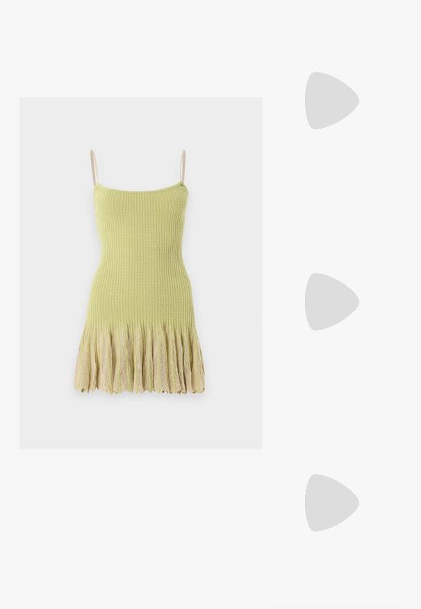 Robe sans manches en maille vert clair avec fines bretelles et un ourlet en dentelle beige plissé sur fond blanc.; Even&Odd by Zalando Ballerines à brides arrière - black; Lunettes de soleil noires avec une monture rectangulaire élégante et des verres bleus. Présente une texture lisse et des branches robustes. Logo de la marque sur le côté.; Sac à main en cuir beige avec double poignées, boucle en laiton et détails rivetés, ainsi qu'une bandoulière réglable sur fond blanc.