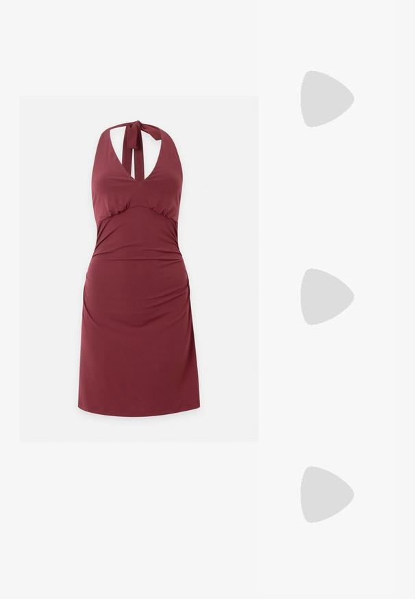 Robe dos nu rouge foncé avec col en V et fermeture à nouer au cou, avec une taille cintrée et un drapé doux sur la jupe.; Botte en cuir vert, haut jusqu'au genou, avec un bout pointu, un talon carré et une sangle décorative avec un détail de boucle en argent. Texture lisse avec une brillance.; Petit sac à main noir brillant avec deux longues anses et des détails à cordon sur les côtés sur un fond clair uni.; Ceinture en cuir noir avec une grande boucle en métal argenté dotée de détails complexes et d'accents décoratifs à chaque extrémité.