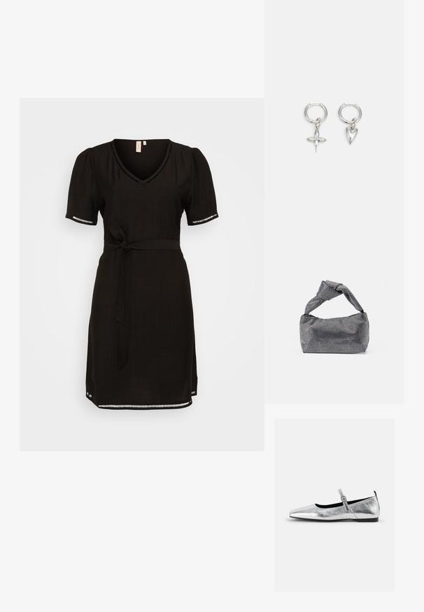 Vestido negro con mangas cortas abullonadas, escote en V profundo y cinta en la cintura. Presenta un delicado detalle en los dobladillos de las mangas y un corte relajado.; Bailarinas metálicas plateadas con punta afilada, correa en el tobillo con hebilla ajustable, superficie texturizada y suela negra minimalista.; Bolso de mano negro y plateado con una superficie texturizada que presenta un patrón de diamante, un asa anudada y una forma estructurada.; Pendientes de aro de plata con un charm de cruz y corazón. Textura suave y brillante con un acabado pulido. Cada charm cuelga de un lazo seguro.
