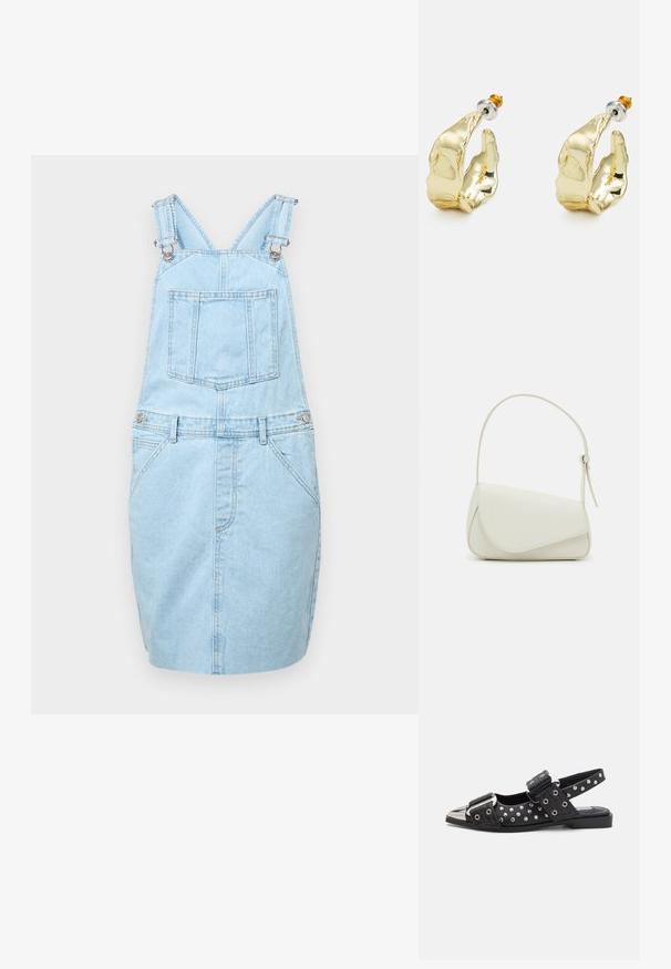 Hellblaues Denim-Trägerkleid mit verstellbaren Trägern, einer Fronttasche und zwei Seitentaschen. Glatte Textur und knielanges Design.; Schwarze Slingback-Schuhe mit Nietenakzenten, flachem Absatz, metallener Zehenschutzkappe und verstellbaren Riemen mit Schnalle. Dekorative Hardware-Details vorhanden.; Weiße Kunstleder-Handtasche mit einer strukturierten dreieckigen Form, einem verstellbaren Einzelgurt und einem Klappenverschluss mit geschwungenen Akzenten.; Goldfarbene Ohrringe in Form abstrakter Hände, mit einer glänzenden Oberfläche, filigranen Details und einem Silber- und Goldstift für sicheren Halt.