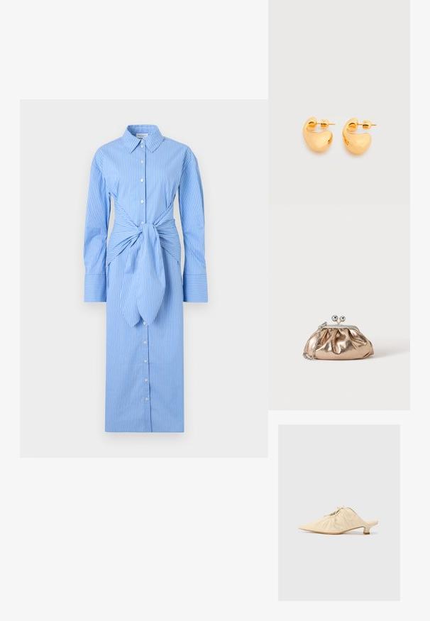 Vestido camisa de rayas verticales azules y blancas con mangas largas, cierre de botones delantero y detalle de nudo anudado en la cintura.; Zapato de piel color crema tipo slip-on con puntera afilada, detalles fruncidos en la parte delantera y un tacón corto y cuadrado.; Pequeño bolso clutch metálico dorado con cierre plateado y cadena en un fondo claro y liso.; Par de pequeños pendientes de botón de tono dorado, robustos, con formas abstractas suaves y curvas sobre un fondo claro.