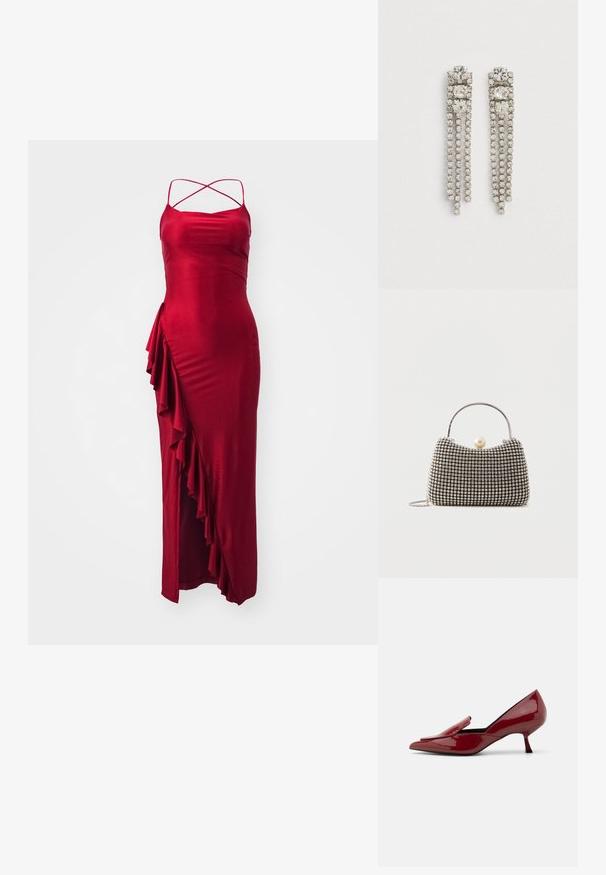 Rode satijnen maxi-jurk met verstelbare kruisbanden, met een zijdelingse ruches en een aansluitende silhouette. Soepele textuur, elegante ontwerp.; Rode glanzende leren hakken met een spitse neus, instapontwerp en een lage stiletto-hak. Stevige textuur met een strakke uitstraling.; Kleine handtas met zilverkleurig rasterpatroon, gebogen handvat, grote parel sluiting en een dunne zilveren kettingriem op een effen achtergrond.; Hangende zilverkleurige oorbellen met drie grote vierkante kristallen bovenaan en drie strengen van kleinere ronde kristallen eronder.
