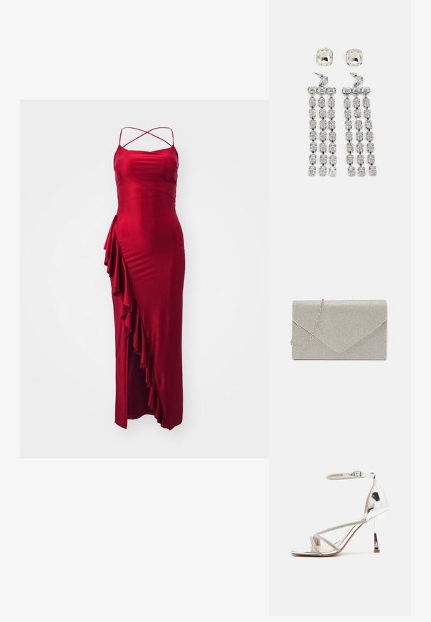 Rode satijnen maxi-jurk met verstelbare kruisbanden, met een zijdelingse ruches en een aansluitende silhouette. Soepele textuur, elegante ontwerp.; Zilveren hoge hak sandalen met een geschenkdesign, glinsterend materiaal, strassaccenten en een slanke enkelband. Vierkante neus en gepolijste hak.; Metalen zilveren clutch met een envelopontwerp, verrijkt met een gestructureerd patroon, voorzien van een afneembare kettinghengsel.; Kruisdruppel oorbellen met hardware in zilvertint, gekenmerkt door een vierkante stud en watervallen van rechthoekige en octagonale kristallen.