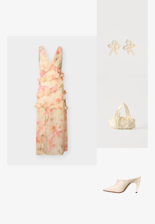 Vestido maxi sin mangas en tonos pastel rosa y durazno con estampado floral, volantes en capas y escote pronunciado en V sobre un fondo liso.; Mula beige con puntera puntiaguda, tacón curvado de altura media y detalles mínimos de costura cerca de la abertura sobre un fondo blanco.; Bolso de tela texturizada color crema con asas superiores y un pequeño detalle de lazo atado en el centro del frente.; Pendientes de perla con un diseño delicado que combina perlas pequeñas y medianas, color crema y una forma que asemeja a un lazo.